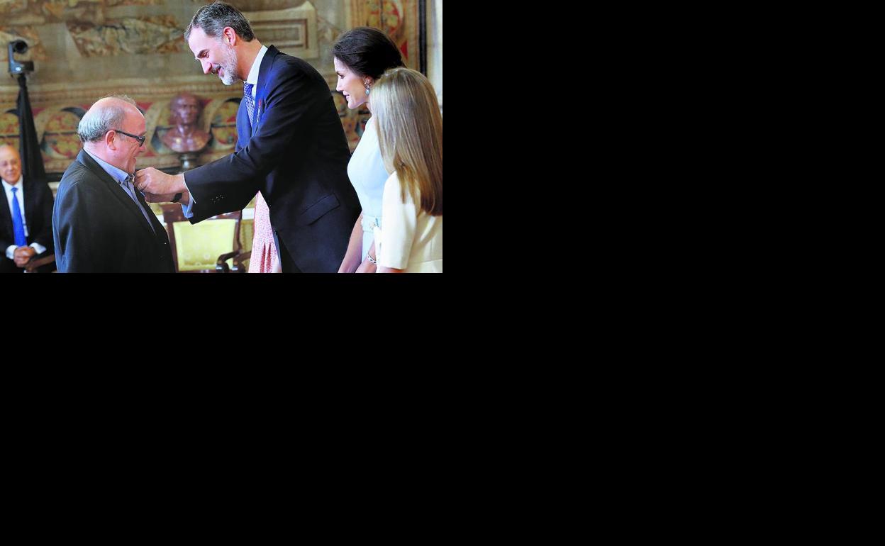 Andoni Colás recibe de manos del Rey la Medalla, que también recibió su esposa Marian Martín.