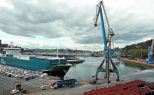 El transporte marítimo de vehículos se ha convertido en una de las principales actividades del Puerto de Pasaia. 