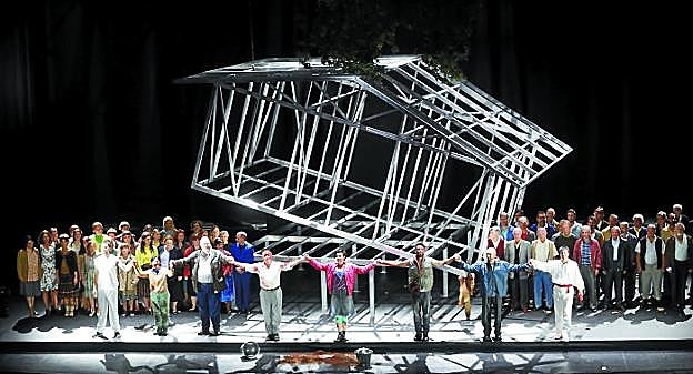 Los protagonistas de 'Mendi-Mendiyan' saludan al público al final de la representación. 