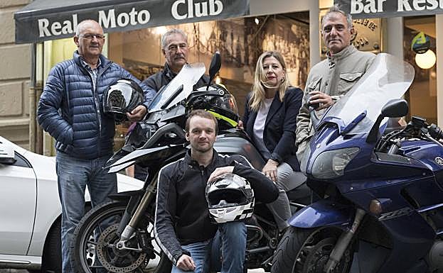 Óscar Anglada, Jesús Oceja, Luis Hevia, María José Lekunberri y Joaquín Zabalza, ante el Real Moto Club deDonostia.