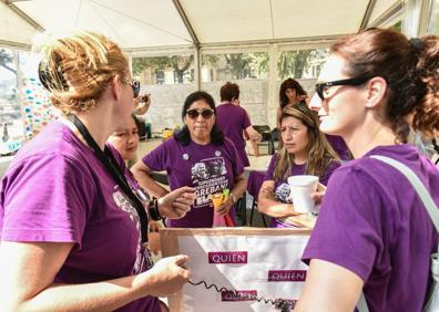 Imagen secundaria 1 - Las trabajadoras se han concentrado en Donostia.