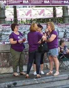 Imagen secundaria 2 - Las trabajadoras se han concentrado en Donostia.
