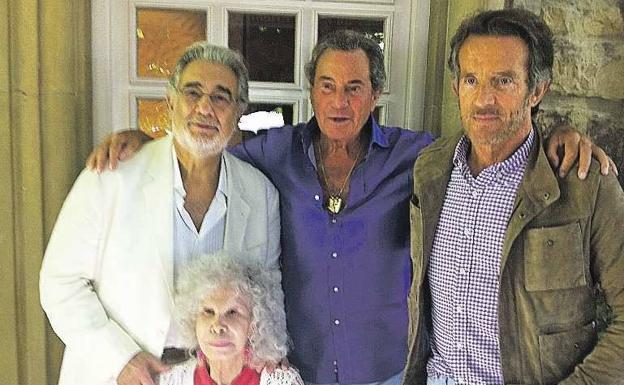 Arturo Fernández con Plácido Domingo, la duquesa de Alba y el esposo de ésta Alfonso Diez, en el restaurante Rekondo de San Sebastián el 31 de julio de 2012.