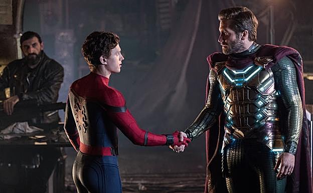 Tom Holland y Jake Gyllenhaal en 'Spider-Man: Lejos de casa'.