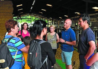 Imagen secundaria 1 - El caserío se transforma en clase durante dos días