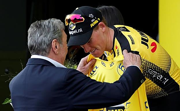 Eddy Merckx impone el maillot amarillo a Mike Teunissen, en Bruselas. 