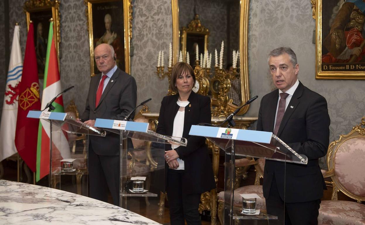 El presidente de Nueva Aquitania, Alain Rousset, la presidenta en funciones de Navarra, Uxue Barkos, y el lehendakari Iñigo Urkullu en la asamblea de marzo en Pamplona.