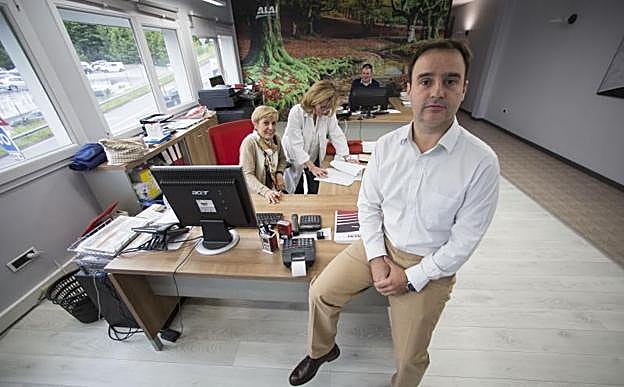 Íñigo Intxausti posa en las oficinas de la planta de Plásticos Alai en Irun.