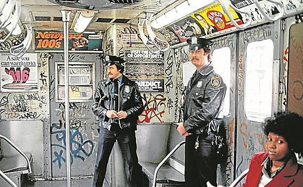 El metro del Bronx en 1981, cuando resultaba difícil encontrar un hueco sin grafitis y la presencia policial era habitual en un barrio castigado por los problemas, como se ve en esta famosa foto de Martha Cooper.