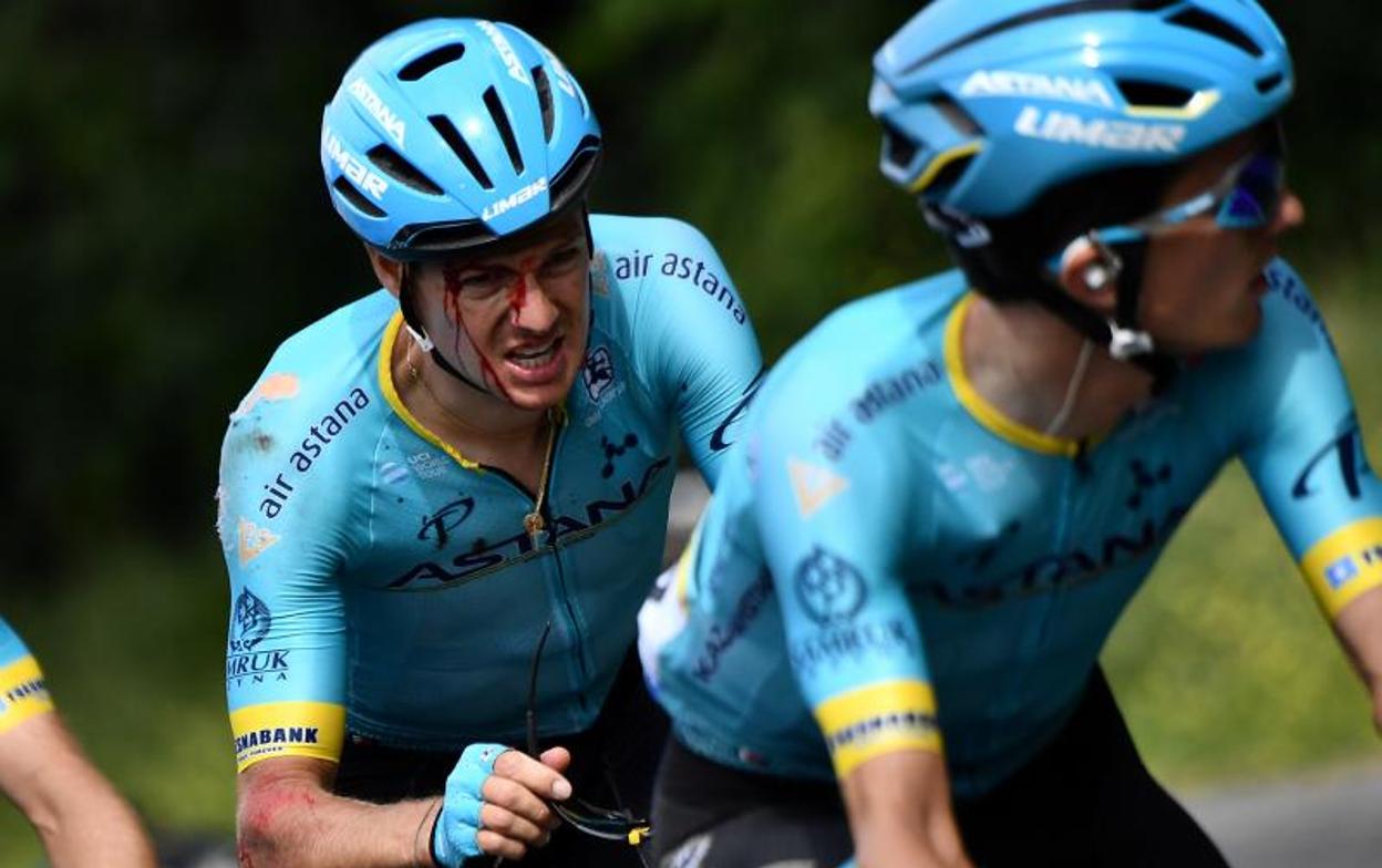 Fuglsang, con sangre en el rostro y a rueda de Pello Bilbao durante la persecución de ayer. 