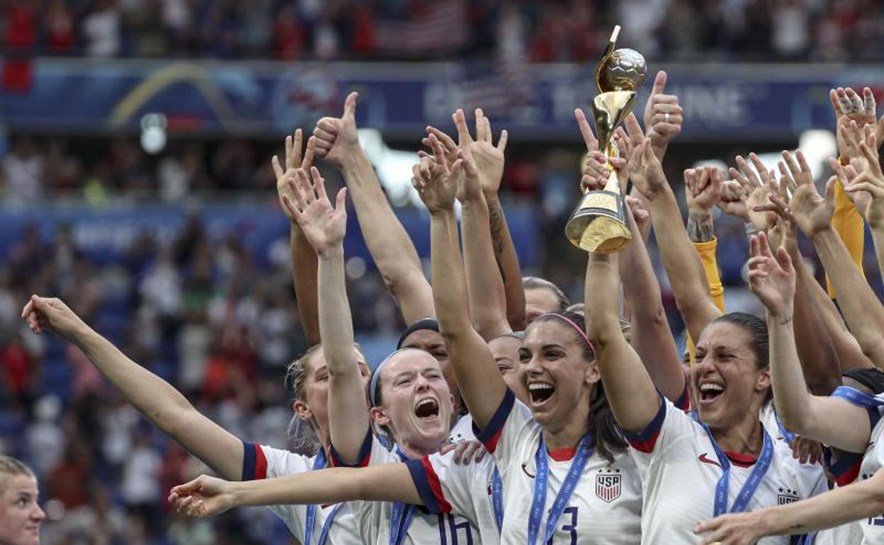 Las jugadoras de Estados Unidos levantan la Copa del Mundo.