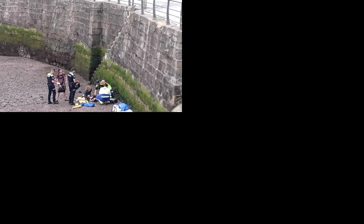 Agentes municipales y sanitarios atienden al niño