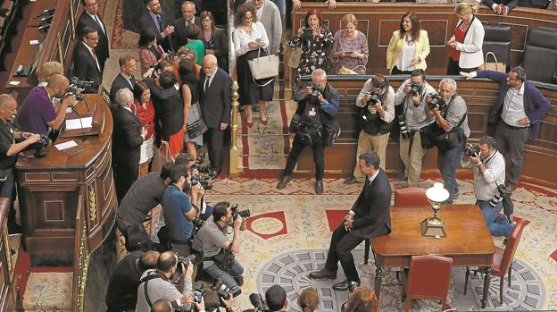 Pedro Sánchez posa en el Congreso para los fotógrafos cuando se convirtió en presidente del Gobierno tras ganar la moción de censura contra Mariano Rajoy.