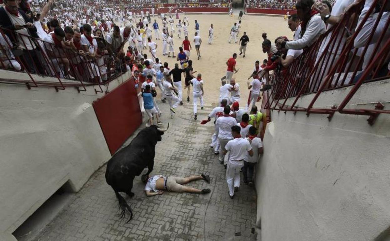 Imagen del donostiarra en el callejón, con un toro pasando por encima