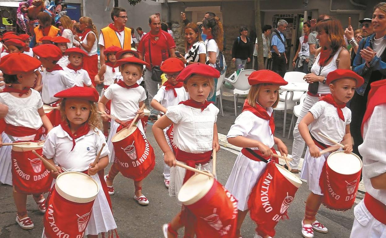 Los tamborreros de menor edad desfilando entre el público por la calle Hamarretxeta de Antxo. 