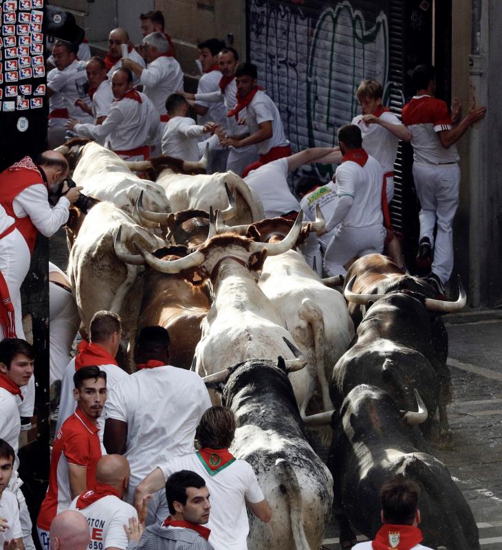 Fotos: Segundo encierro de San Fermín muy veloz y limpio de los toros de Cebada Gago