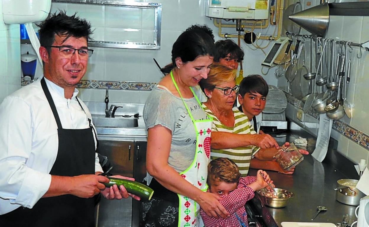 Participantes en el taller de cocina de Semblante Andaluz. 