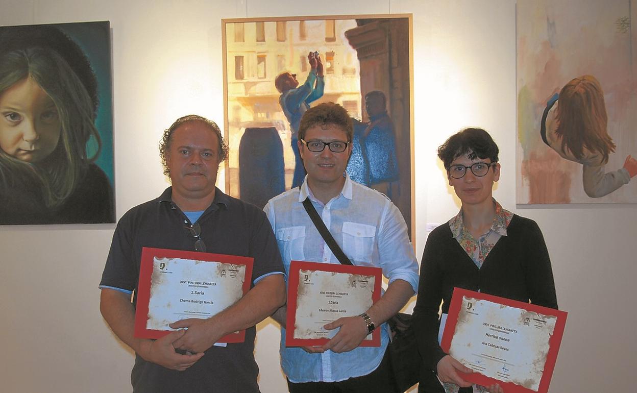 Certamen. Ganadores de la edición 2015 con sus reconocimientos ante las obras premiadas. 
