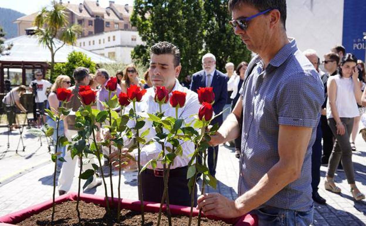 Los concejales Francisco Javier Sánchez (PP) y Paul Yarza Agirregomezkorta (EH Bildu) colocan a la vez una rosa.