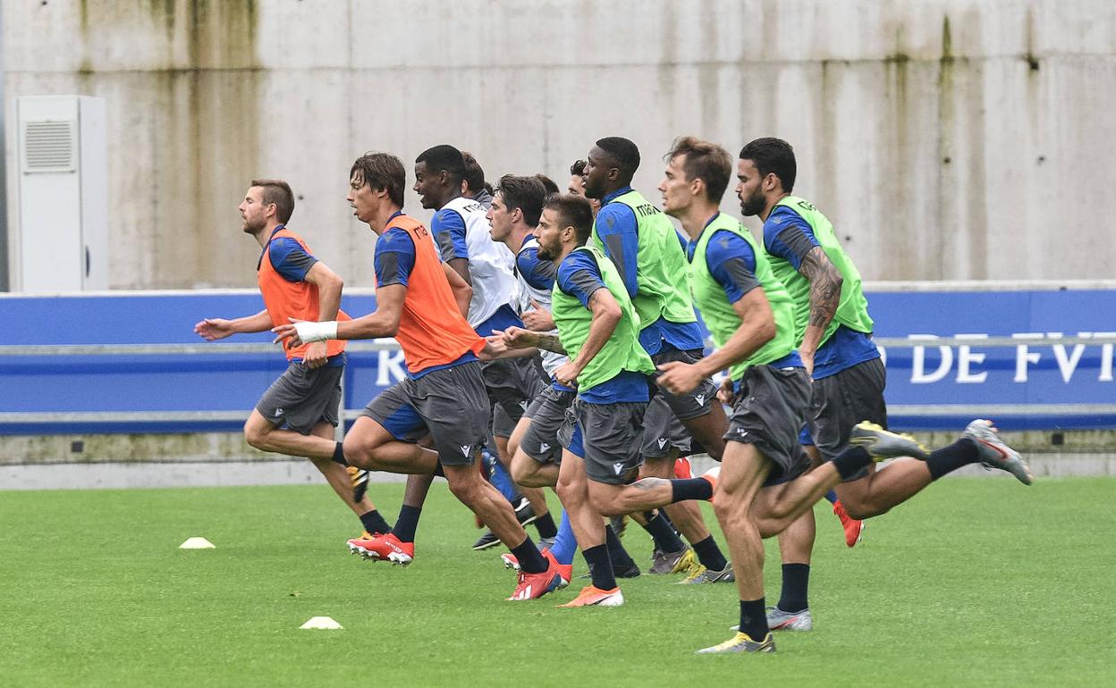 Los jugadores de la Real Sociedad, en pleno esfuerzo en Zubieta. 