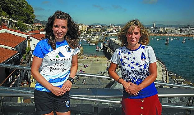 Alaitz Olarte y Amaia Sexmilo posan durante la entrevista con el muelle y la bahía donostiarra a sus espaldas.