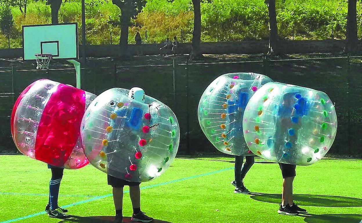 Gain Gainean. 24 jóvenes participaron en el Campeonato 'Bubble Football' del Gazteleku. 