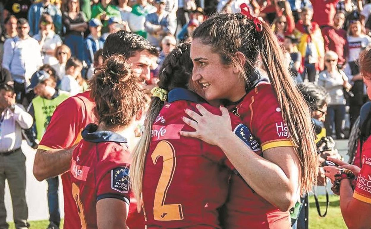 Lide Erbina, mejor jugadora debutante de las series mundiales 2018-19, se abraza a su hermana, Amaia.