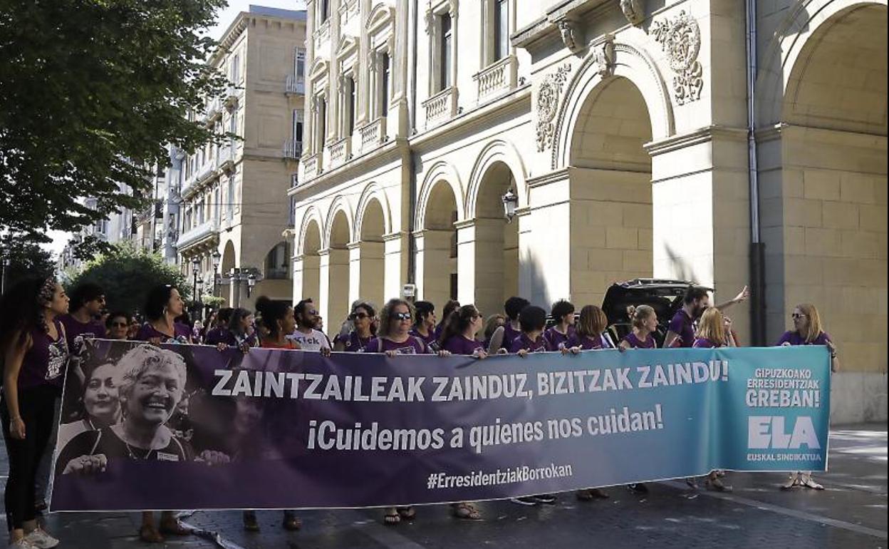 Manifestación de las trabajadoras de residencias de Gipuzkoa frente a la Diputación