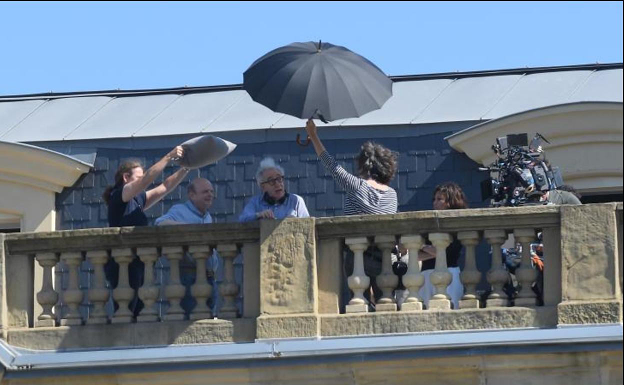 Woody Allen da indicaciones en el rodaje de este viernes a Wally Shawn y Gina Gershon. 