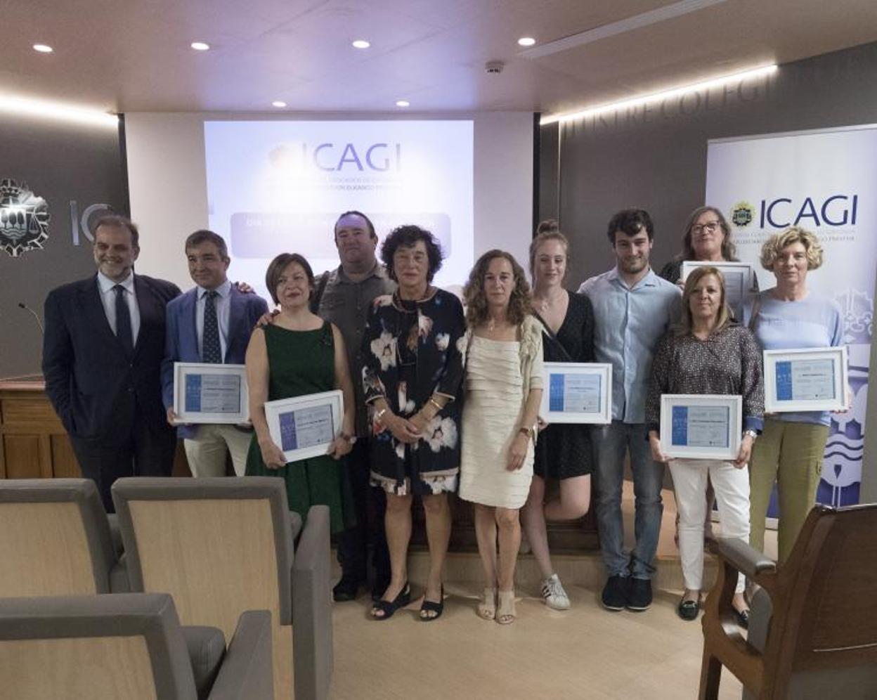 Las personas homenajeadas junto a la decana y el vicedecano del Colegio de Abogados. 