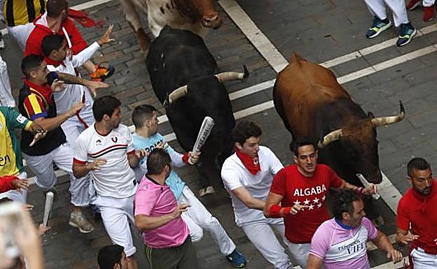 Multa de 4.000 euros a un corredor por agarrar al toro... y otras prohibiciones en el encierro de San Fermín