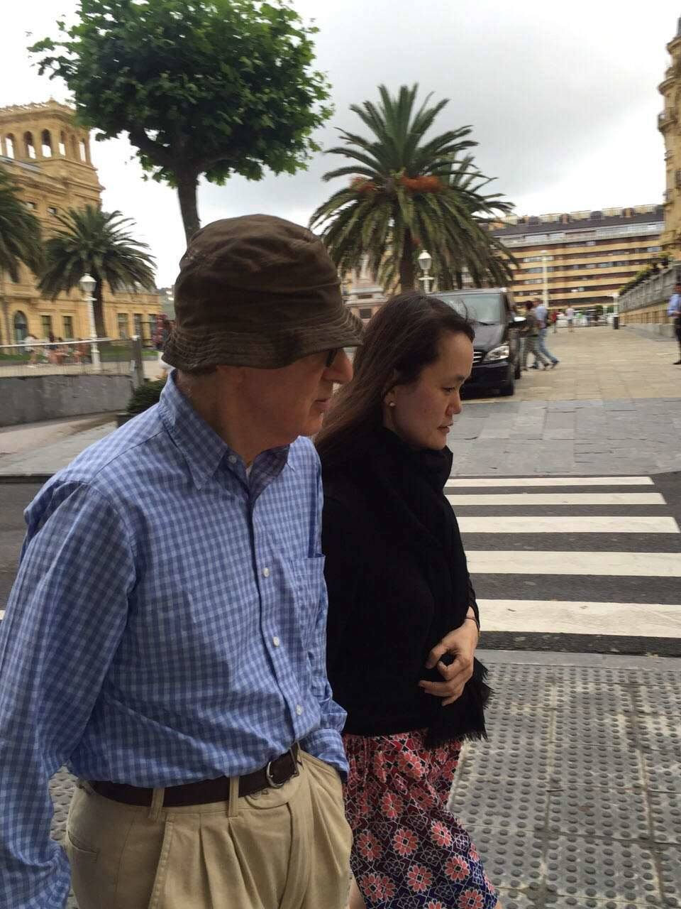 2015: Woody Allen paseando por la Concha con su mujer, Soon-Yi. 
