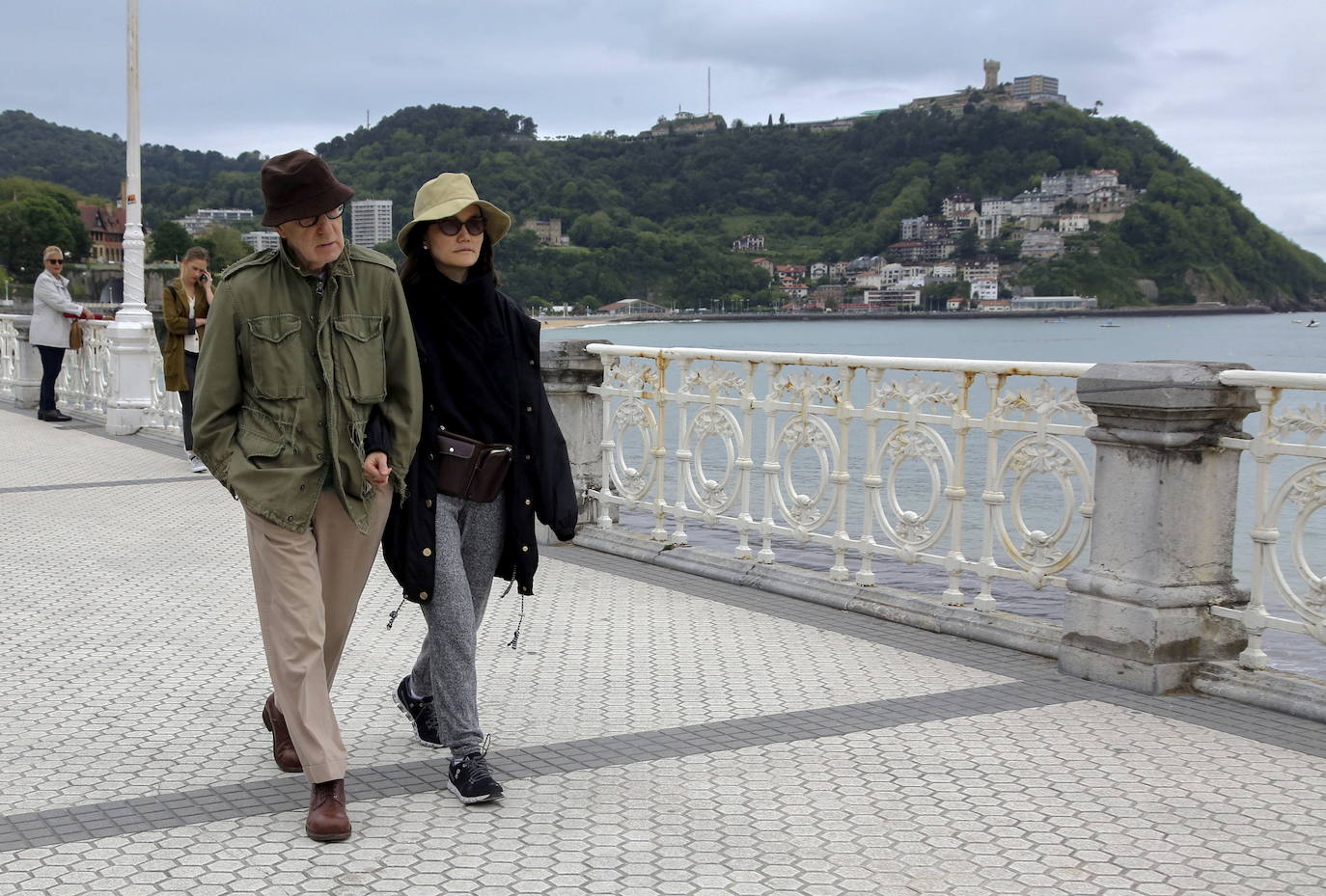 2019: Allen y , Soon-Yi vuelven a pasear por la Concha. 