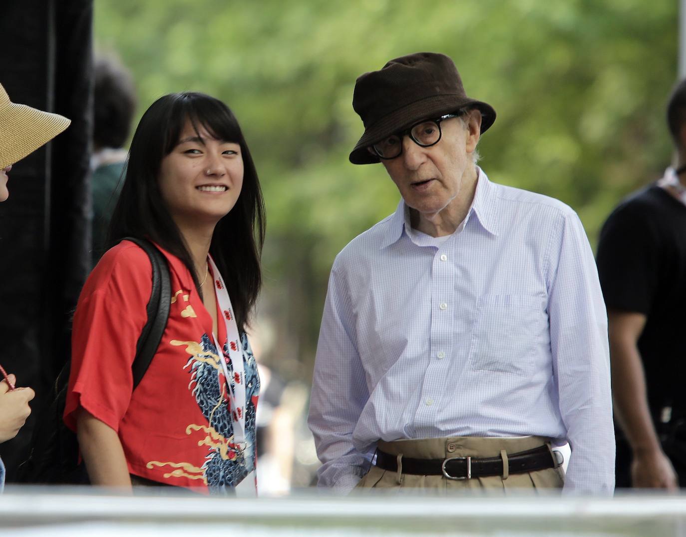 2019: El director de cine Woody Allen junto a su hija Dylan Farrow en el primer día de rodaje de su última película que se rueda en el Boulevard de San Sebastián. 