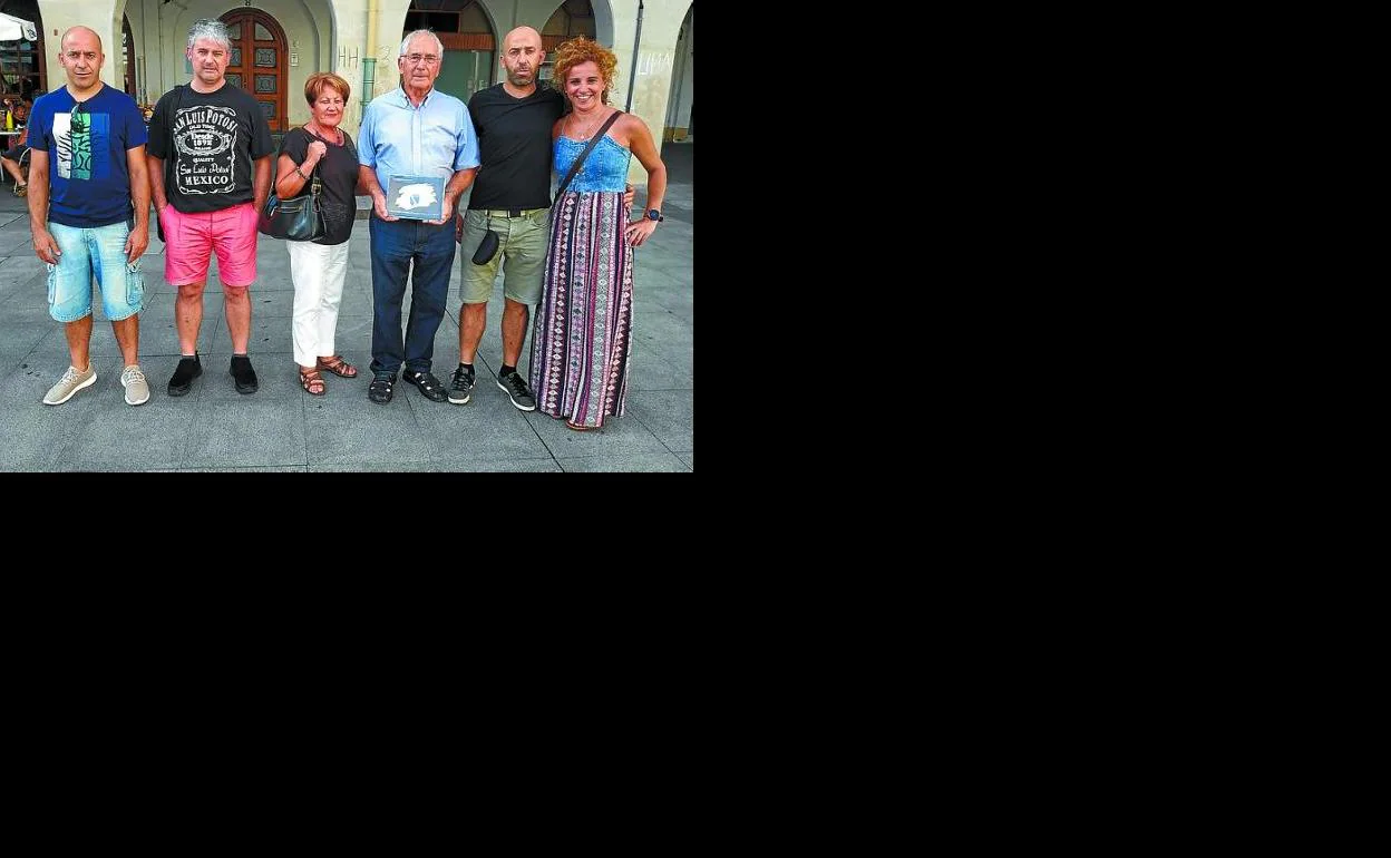 J.M. Errasti junto a su familia tras recibir el reconocimiento de la UDA. 