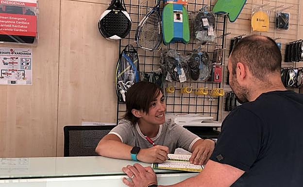 Izarne Iglesias, en la ercepción del polideportivo Usabal de Tolosa, donde trabaja. 