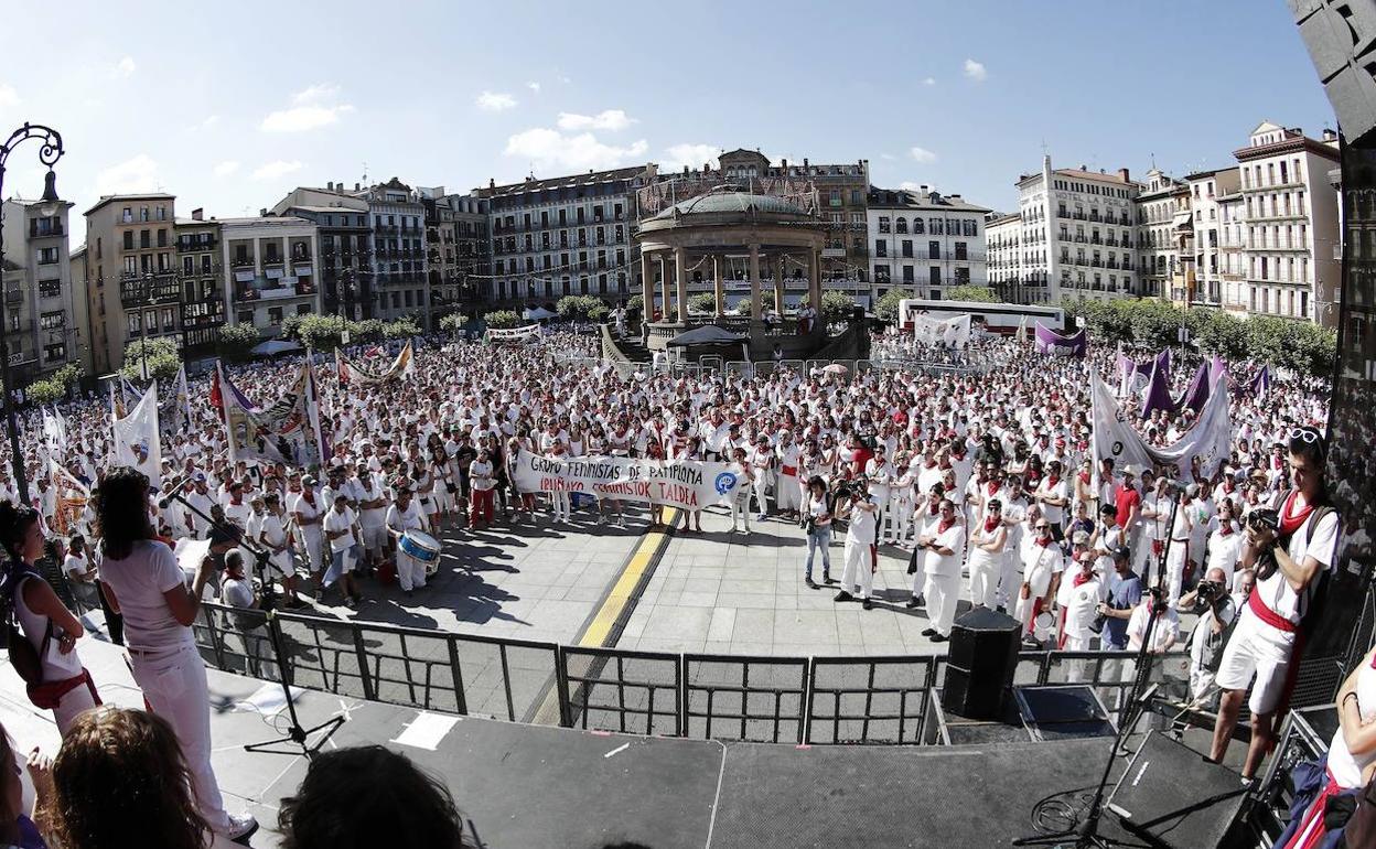 Miles de personas han paralizado este domingo la celebración festiva de los Sanfermines para protestar durante unos minutos en la Plaza del Castillo de Pamplona, contra la agresión sexual denunciada en la primera noche de las fiestas. 