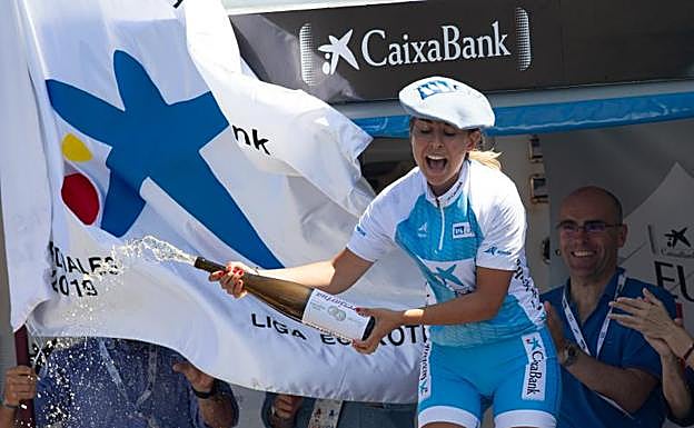 La patrona de Orio, Nadeth Agirre, celebra la victoria. 