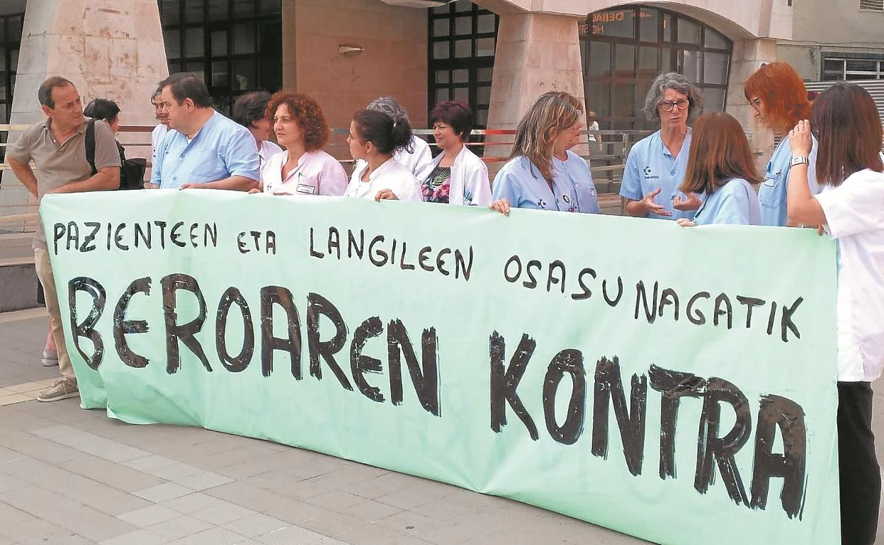 Protesta. Trabajadores del centro médico protestaron ayer en Arrasate frente a las puertas del hospital. 
