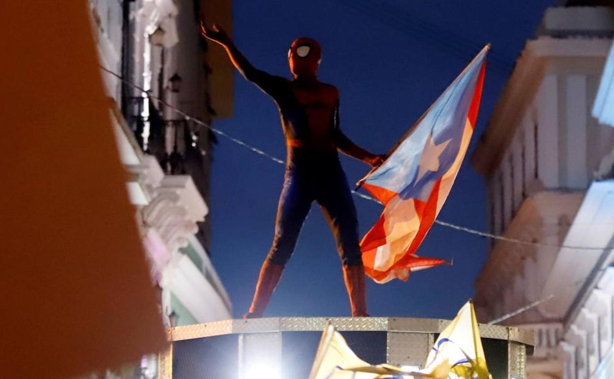 Un manifestante disfrazado del personaje de cómics Spider Man participa en una marcha que exige la renuncia del gobernador de Puerto Rico. 