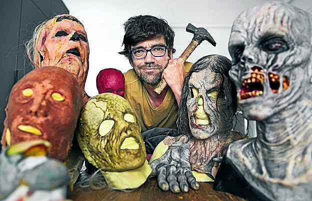 En Malasaña. Javier Botet posa junto a algunos de sus monstruos en el piso que se acaba de comprar en Malasaña, el barrio madrileño de moda.
