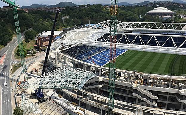 Este martes los operarios izaron la 'malla espacial' de la cubierta. 