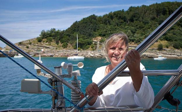 Isabel Lete a borde de su velero con el que recorre el mar Cantábrico estudiando el fenómeno de las galernas