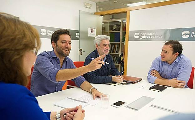 Sémper, Cano y Hernández, durante una reunión del PP de Gipuzkoa en la sede de Donostia. 