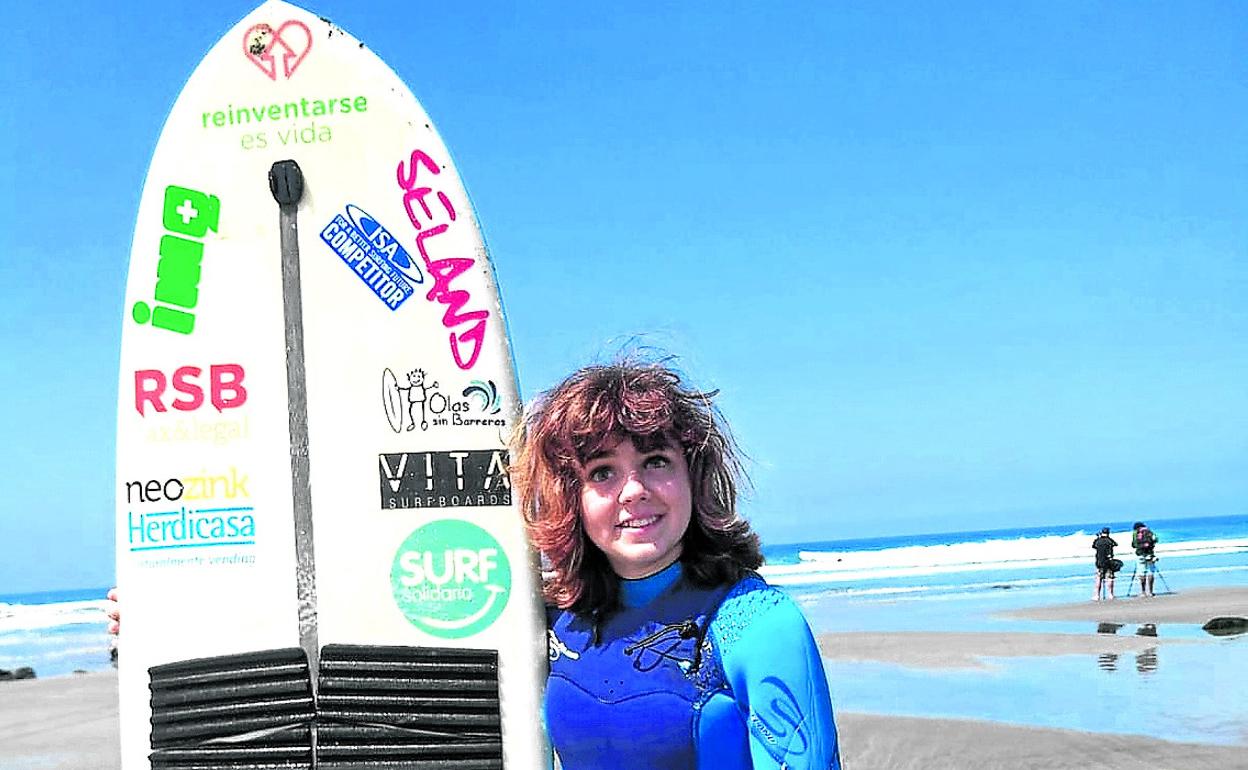 Costa asturiana. Carmen López surfea a diario en la playa asturiana de Las Salinas junto a su entrenador, Lucas García.