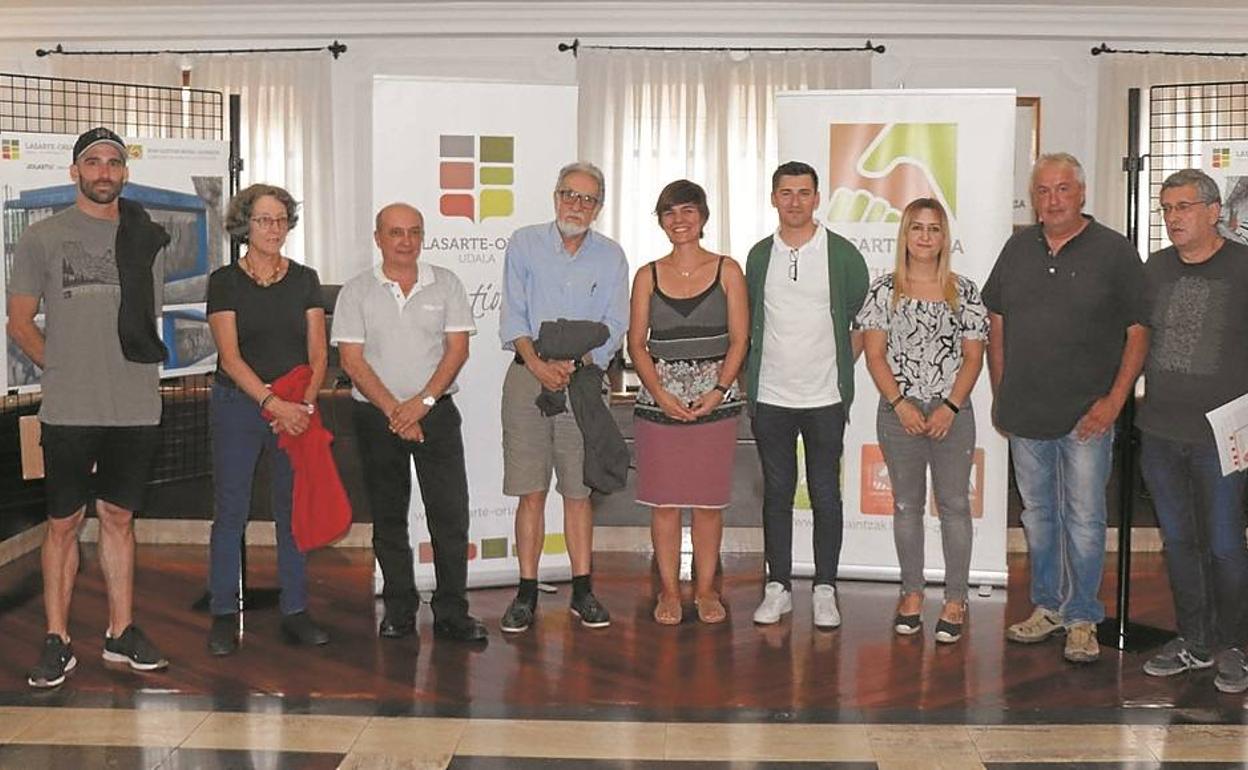 Artistas galardonados, junto al jurado y autoridades municipales en el Salón de Plenos. 