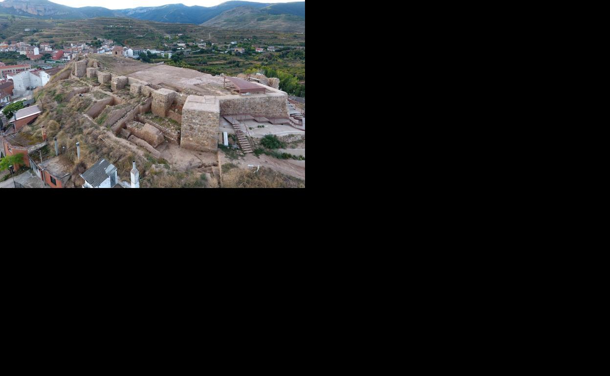 El cerro del castillo domina el casco antiguo de Nalda. 