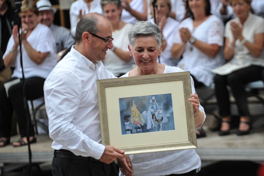 La comitiva salió del Ayuntamiento y recorrió las calles del pueblo con la tradicional 'Marcha de fusileros' antes de la ceremonia . El pacto entre Abderraman III y el general coronó el histórico desfile en Antzuola. 