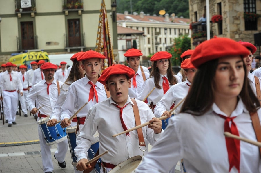 La comitiva salió del Ayuntamiento y recorrió las calles del pueblo con la tradicional 'Marcha de fusileros' antes de la ceremonia . El pacto entre Abderraman III y el general coronó el histórico desfile en Antzuola. 