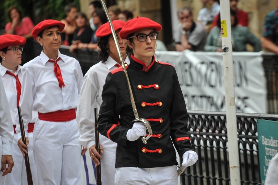 La comitiva salió del Ayuntamiento y recorrió las calles del pueblo con la tradicional 'Marcha de fusileros' antes de la ceremonia . El pacto entre Abderraman III y el general coronó el histórico desfile en Antzuola. 